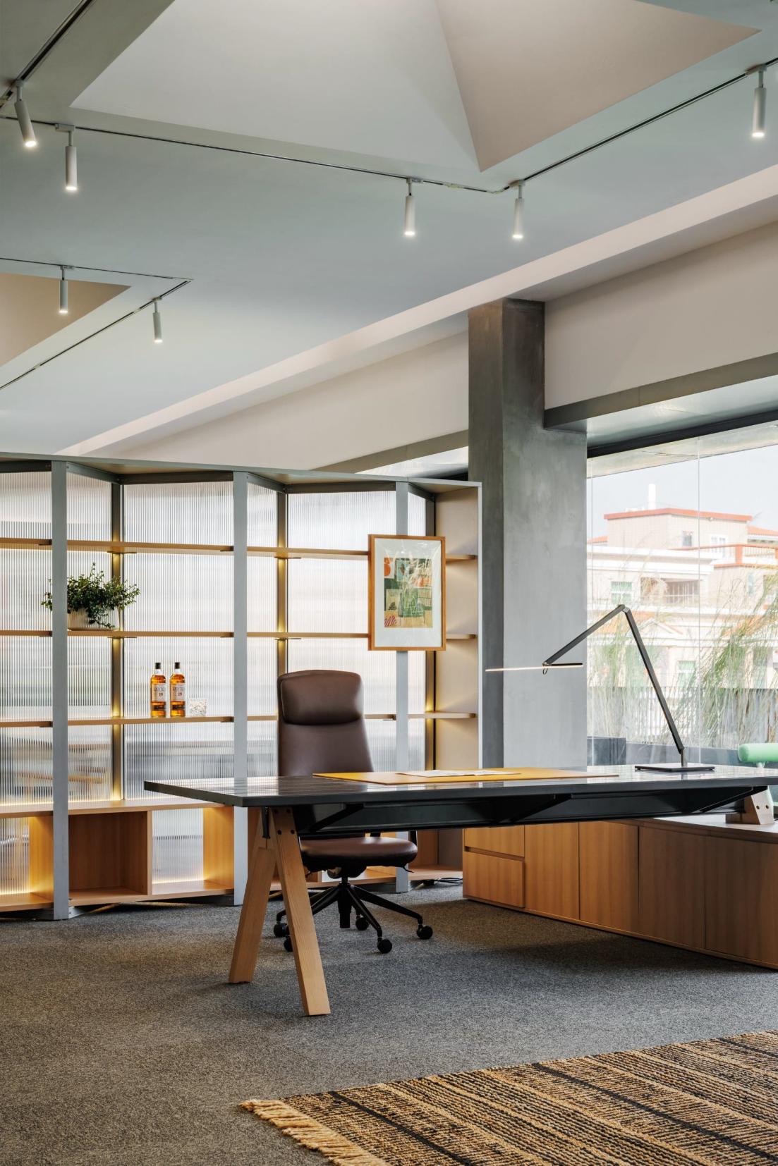 MATSU CHIC Breeze — Executive Table, view 4