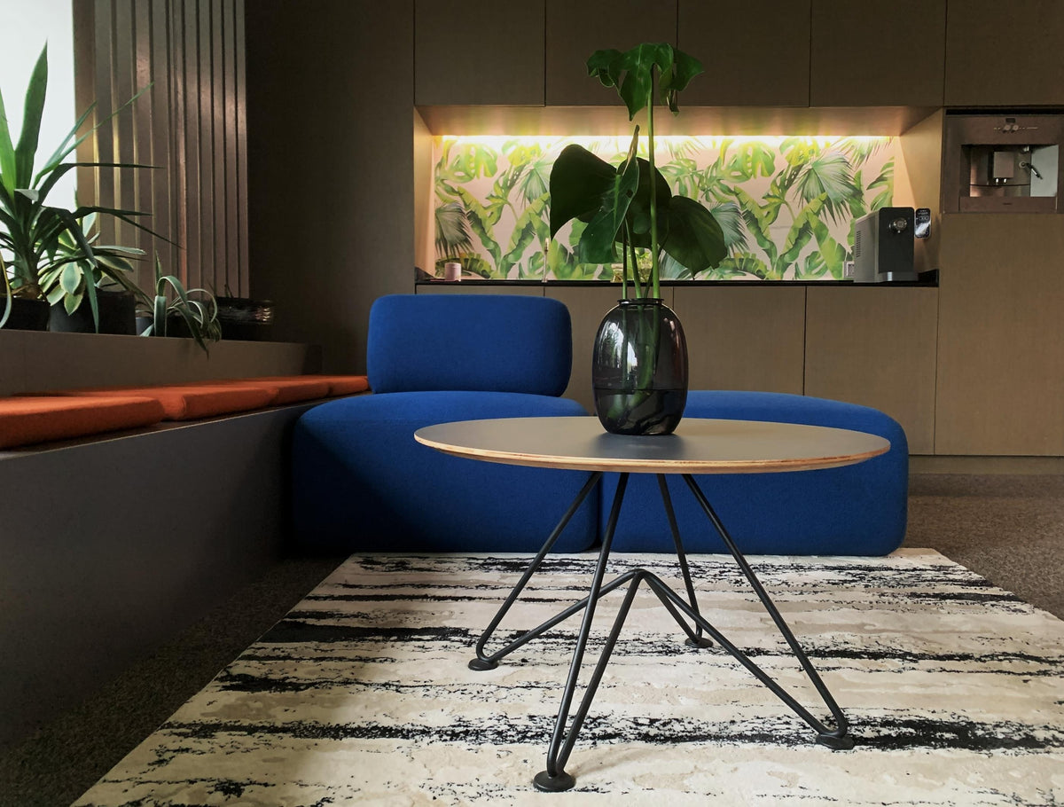 CHIC Universo coffee table with blue lounge seating