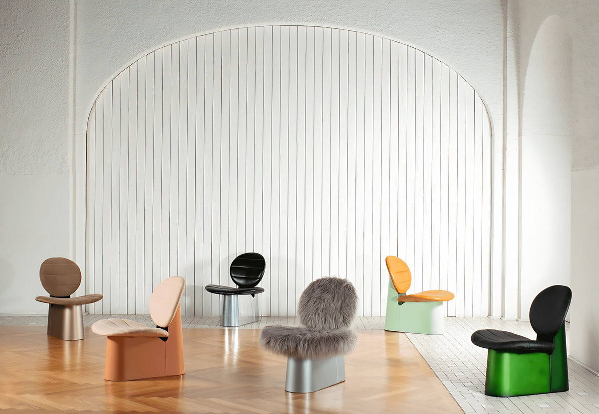Pilota lounge chairs in different upholstery and frame colours in a bright hall
